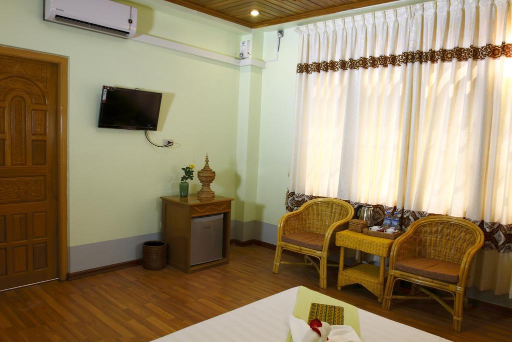 Sandalwood Hotel Nyaung Shwe Room photo